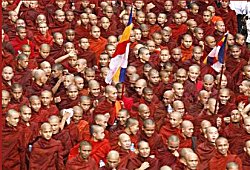 Monaci buddisti birmani protestano pacificamente contro le disumane condizioni a cui  sottoposta la popolazione da un governo cinico e spietato, salito al potere con la violenza.