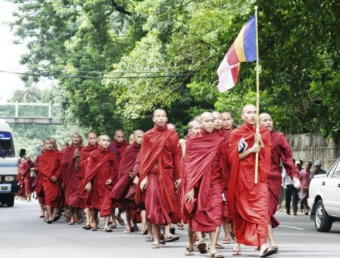Monaci buddisti in Birmania marciano pacificamente ma con coraggio.
