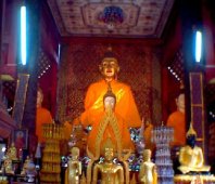 Interno di un tempio buddista thailandese